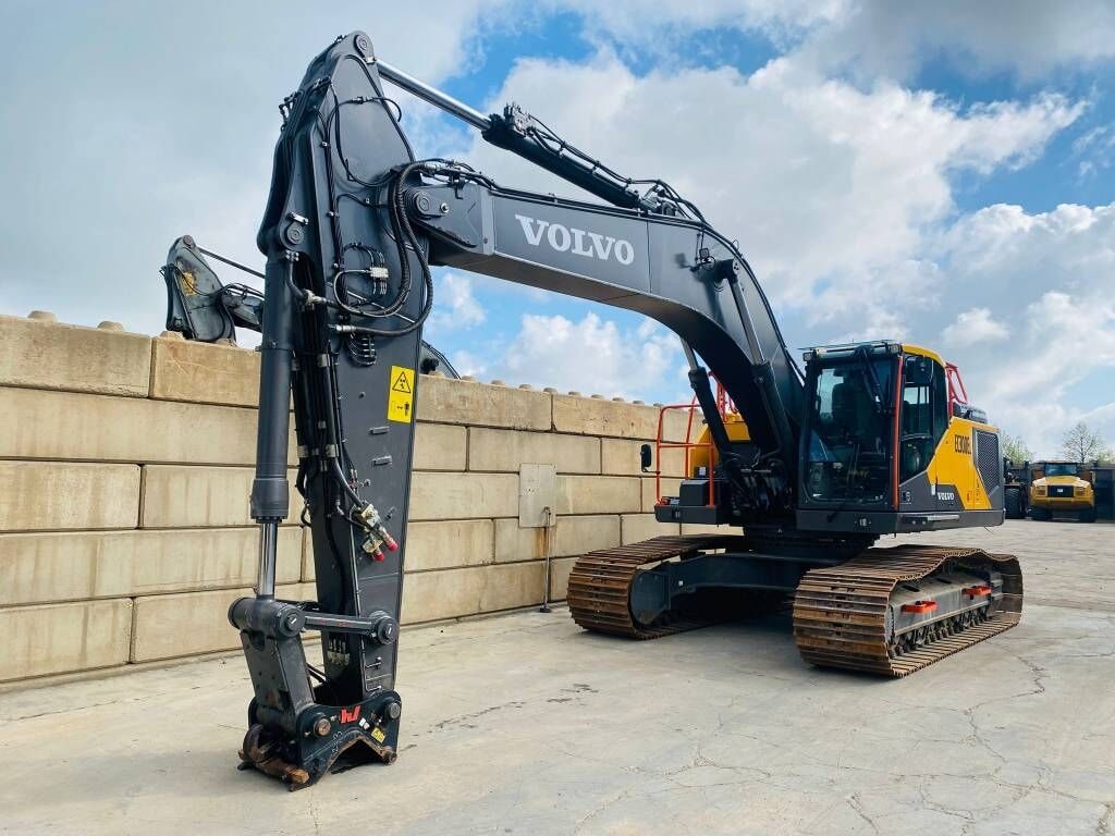 2023 Volvo EC300EL crawler excavator, front three-quarter view 2023 Volvo EC300EL crawler excavator, front three-quarter view
