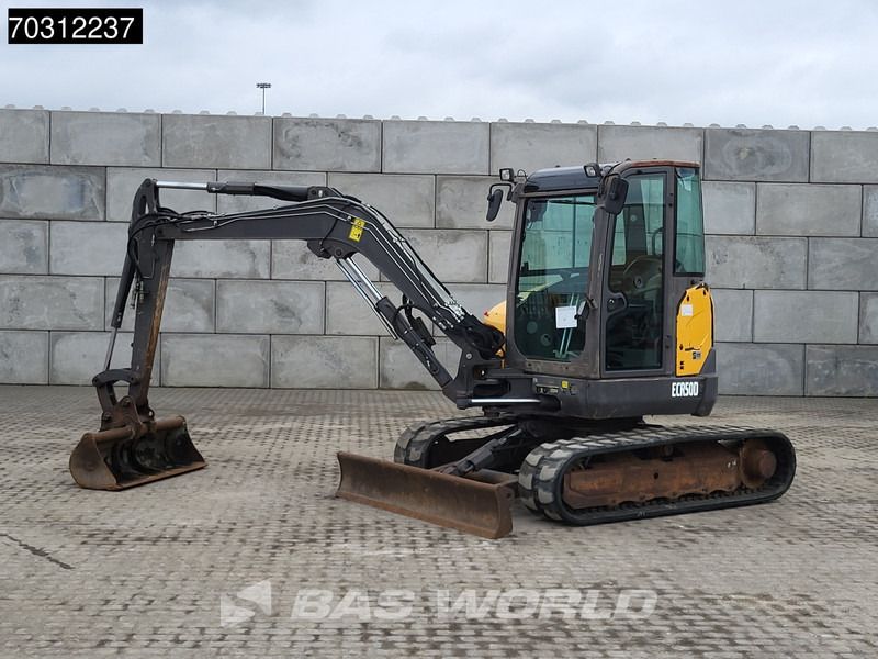 2016 Volvo ECR50D crawler excavator, side view 2016 Volvo ECR50D crawler excavator, side view