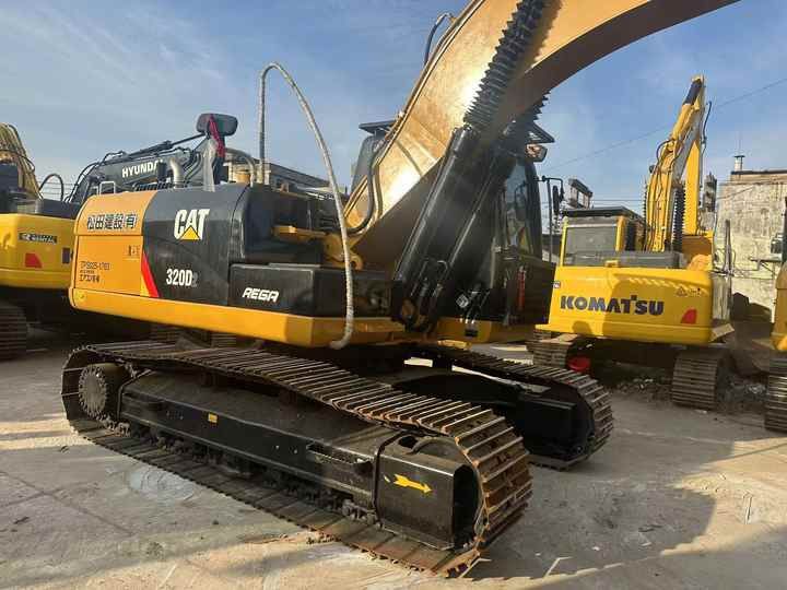 Гусеничный экскаватор 2022 Caterpillar 320D2, вид сзади под углом Гусеничный экскаватор 2022 Caterpillar 320D2, вид сзади под углом