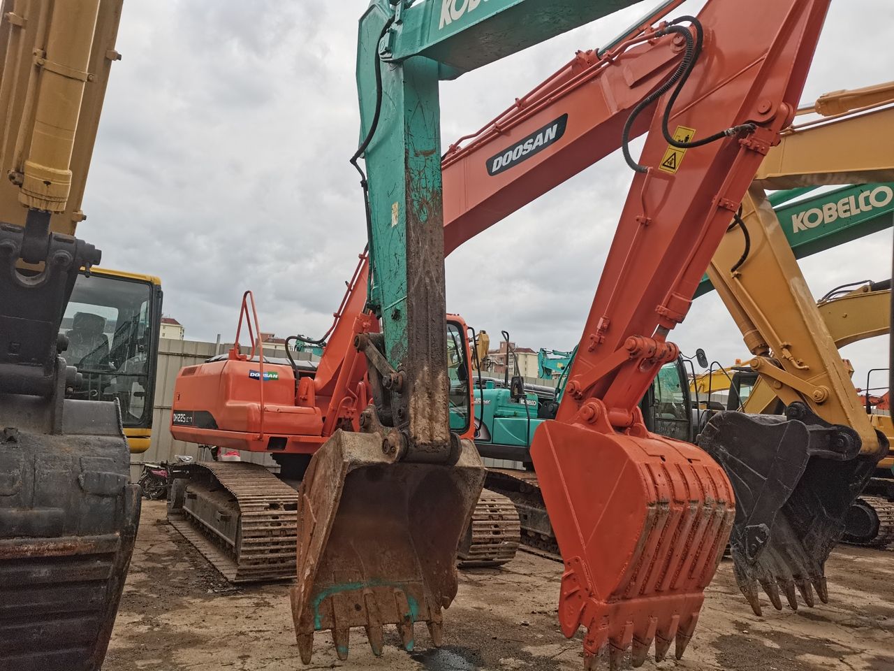 2016 Doosan DH225LC-7 crawler excavator, front three-quarter view 2016 Doosan DH225LC-7 crawler excavator, front three-quarter view