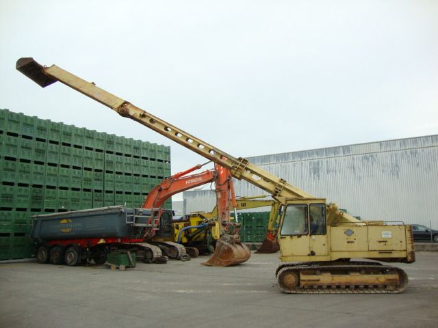 EWK PL820R crawler excavator, side view EWK PL820R crawler excavator, side view
