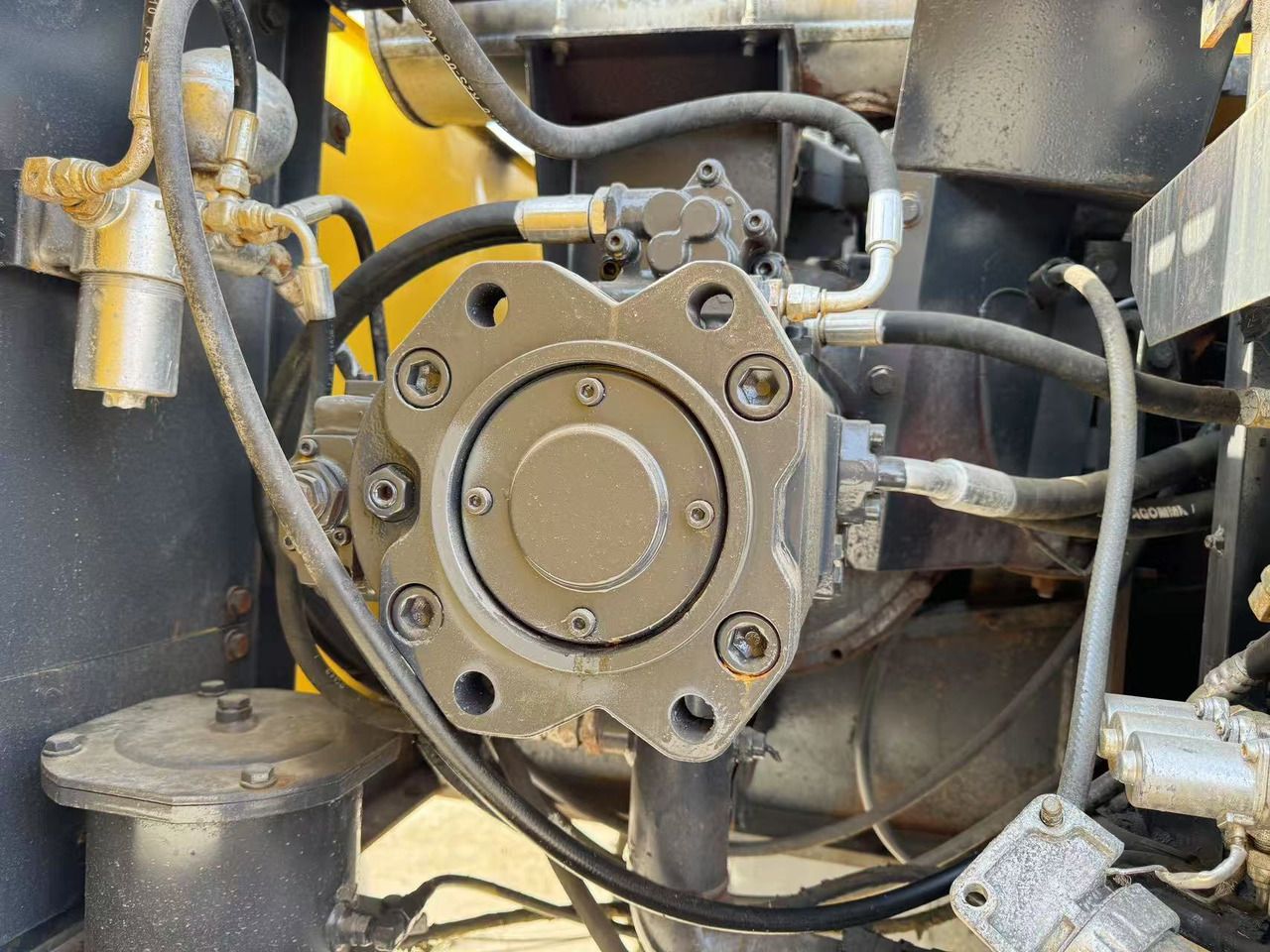 2016 Sumitomo SH200 crawler excavator hydraulic pump detail 2016 Sumitomo SH200 crawler excavator hydraulic pump detail