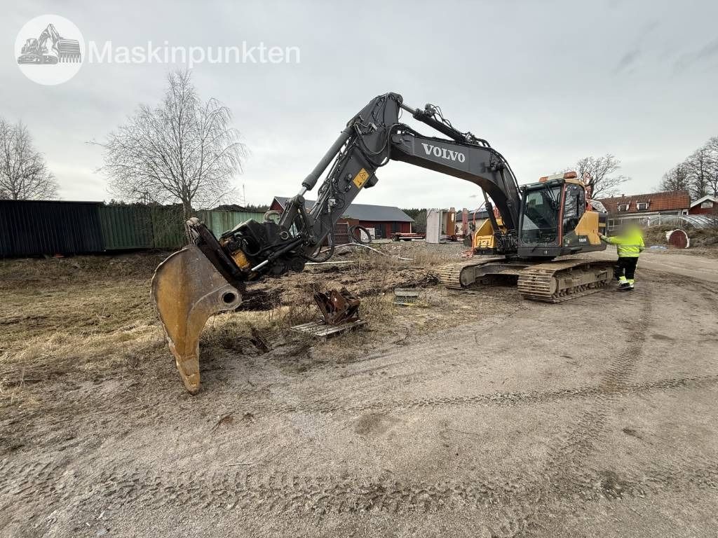 2018 Volvo EC220EL crawler excavator, side profile view 2018 Volvo EC220EL crawler excavator, side profile view