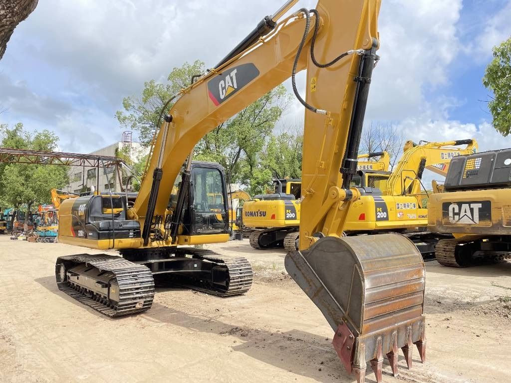 Гусеничный экскаватор Caterpillar 320D 2023 года, вид спереди-три четверти Гусеничный экскаватор Caterpillar 320D 2023 года, вид спереди-три четверти