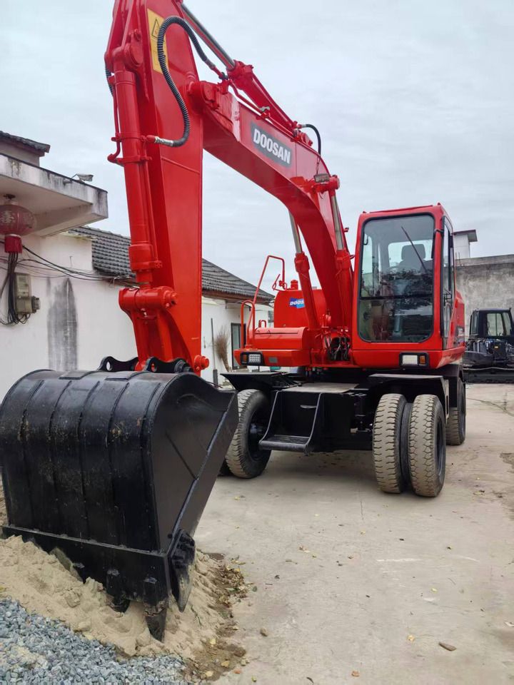 Doosan 150W-7 Wheel Excavator, front three-quarter view Doosan 150W-7 Wheel Excavator, front three-quarter view