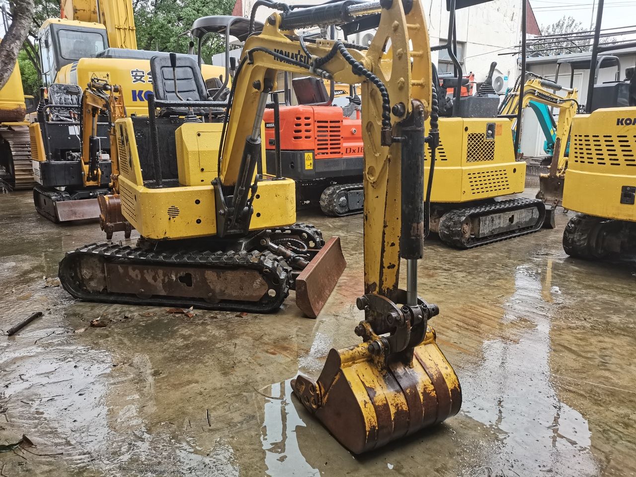 2012 Komatsu PC15MR mini excavator, front three-quarter view 2012 Komatsu PC15MR mini excavator, front three-quarter view