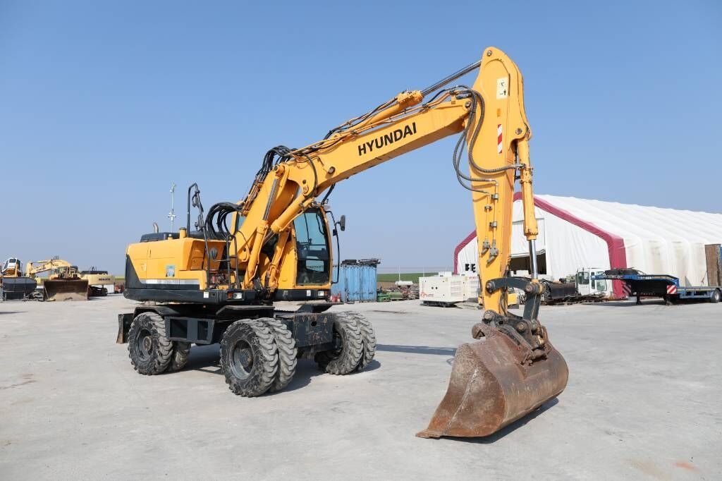 2015 Hyundai R140W-9A wheel excavator, side profile view 2015 Hyundai R140W-9A wheel excavator, side profile view
