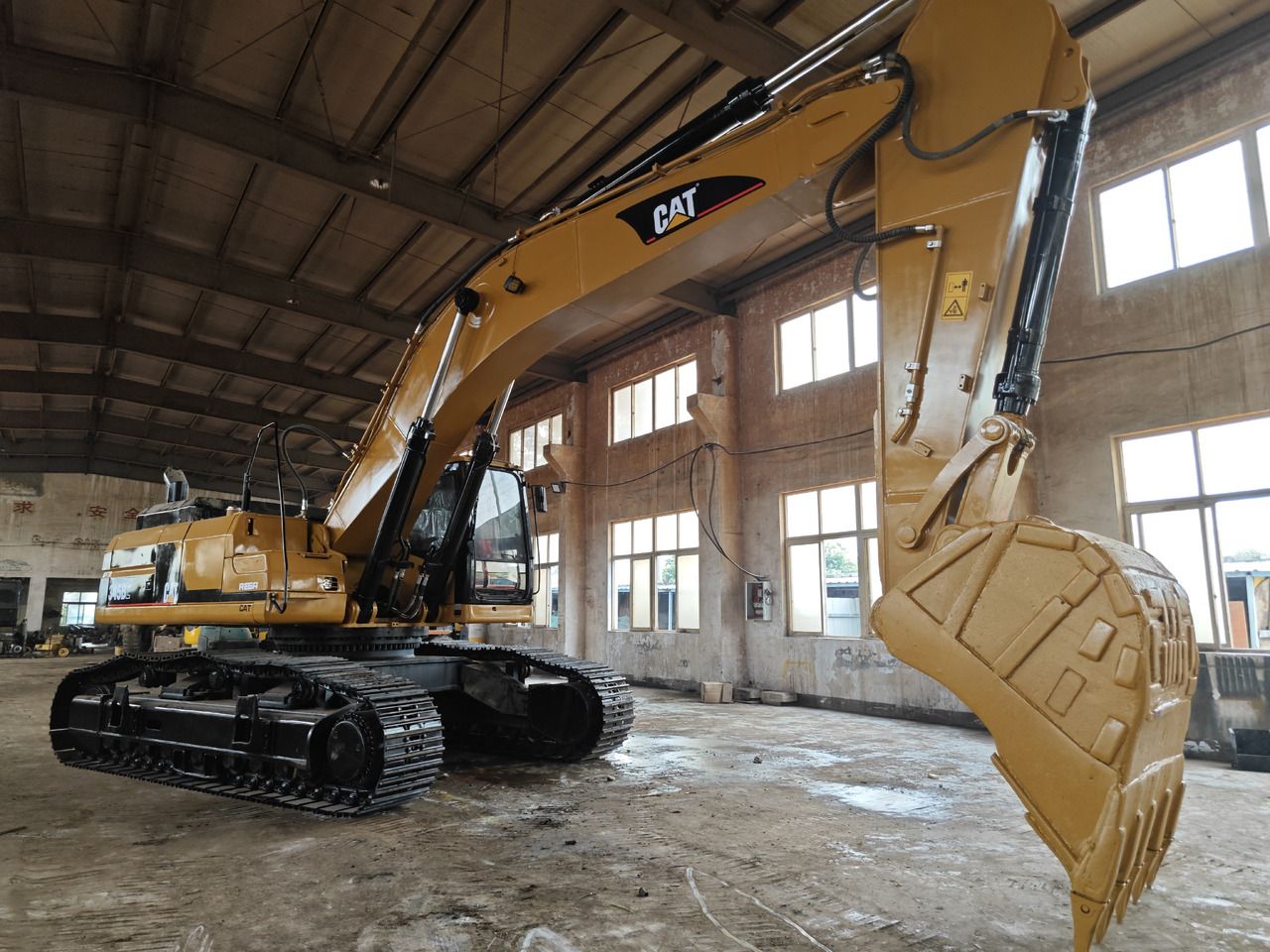 Caterpillar 345B crawler excavator, side view Caterpillar 345B crawler excavator, side view