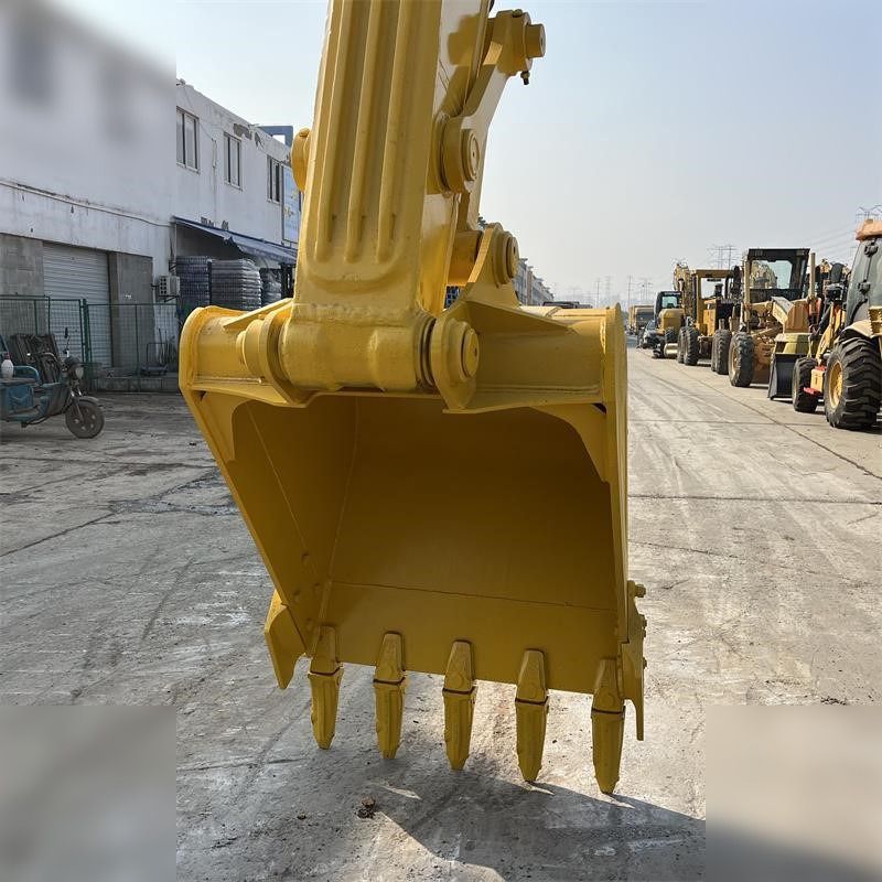 Escavatore cingolato Komatsu PC220-8 del 2022, vista benna