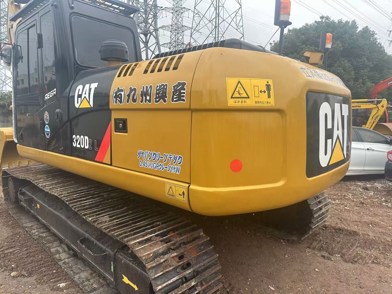 Caterpillar 320D2L paletli ekskavatör, arkadan üç çeyrek görünüm Caterpillar 320D2L paletli ekskavatör, arkadan üç çeyrek görünüm