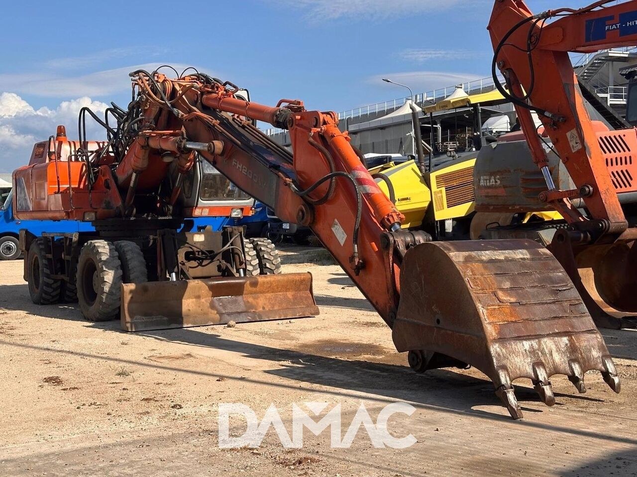 1995 Fiat-Hitachi FH200W.3 wheel excavator side view