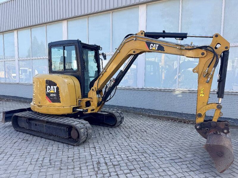 2016 Caterpillar 305E mini excavator side view 2016 Caterpillar 305E mini excavator side view