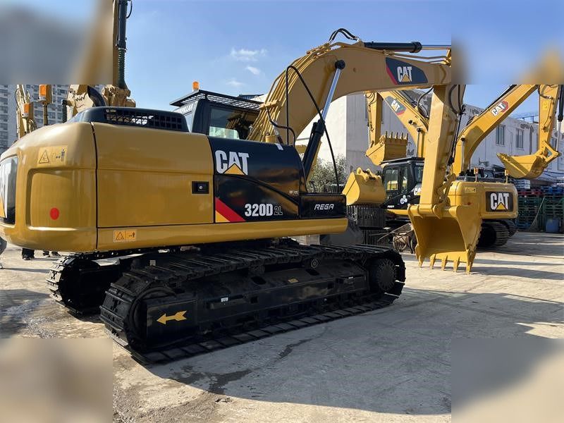 Escavadora de rastos Caterpillar 320D2L de 2020, vista traseira a três quartos Escavadora de rastos Caterpillar 320D2L de 2020, vista traseira a três quartos