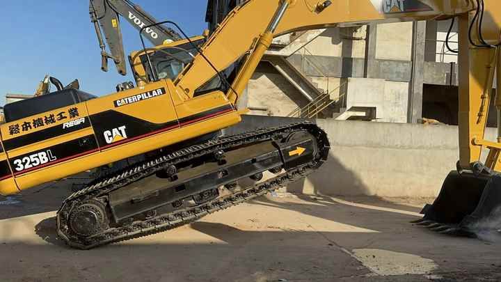 1996 Caterpillar 325BL crawler excavator side view 1996 Caterpillar 325BL crawler excavator side view