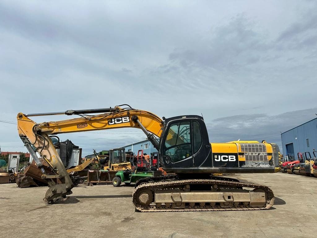 2011 JCB JS240NLC crawler excavator side view