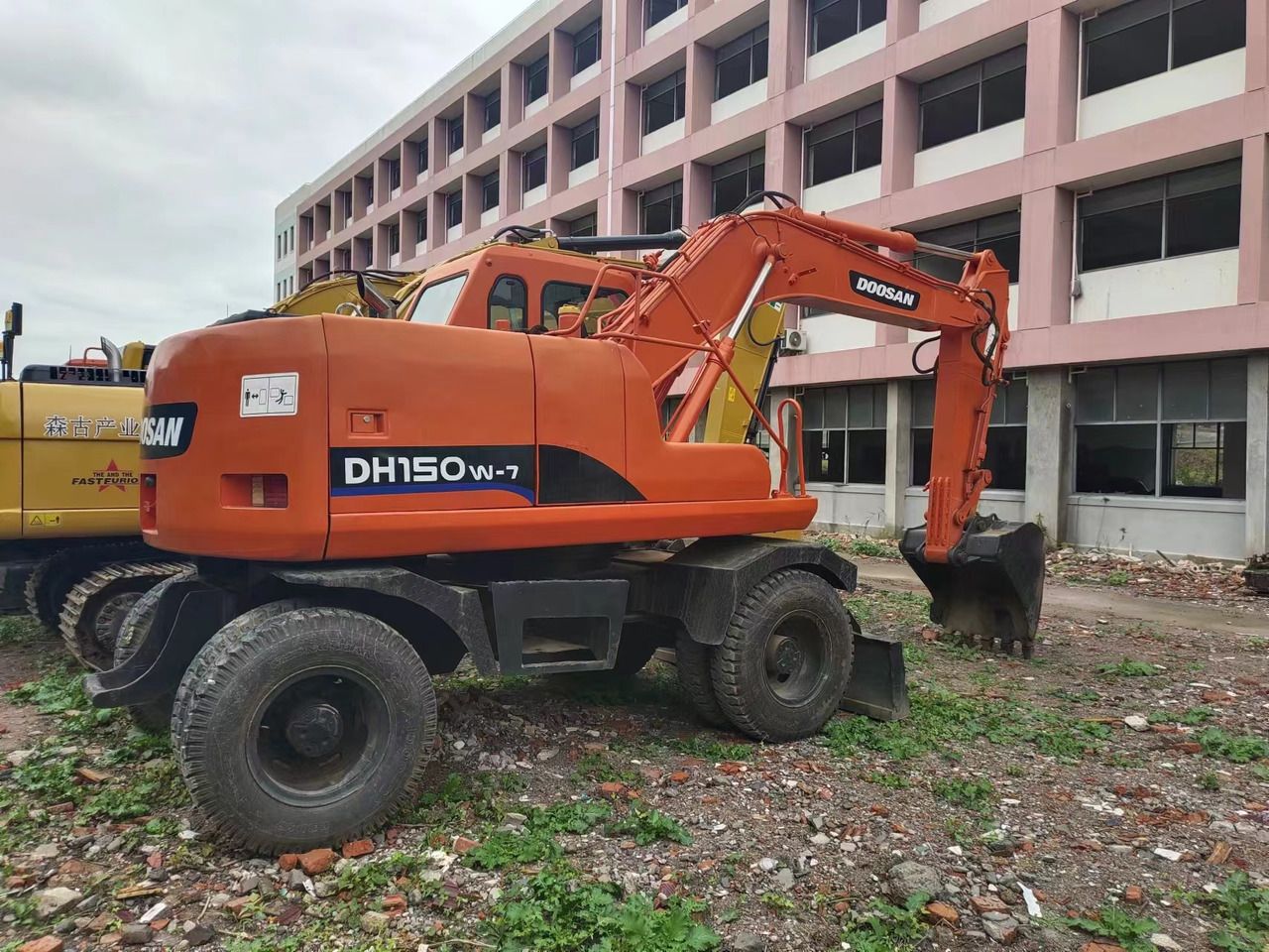 2018 Doosan DH150W-7 wheel excavator, rear three-quarter view 2018 Doosan DH150W-7 wheel excavator, rear three-quarter view