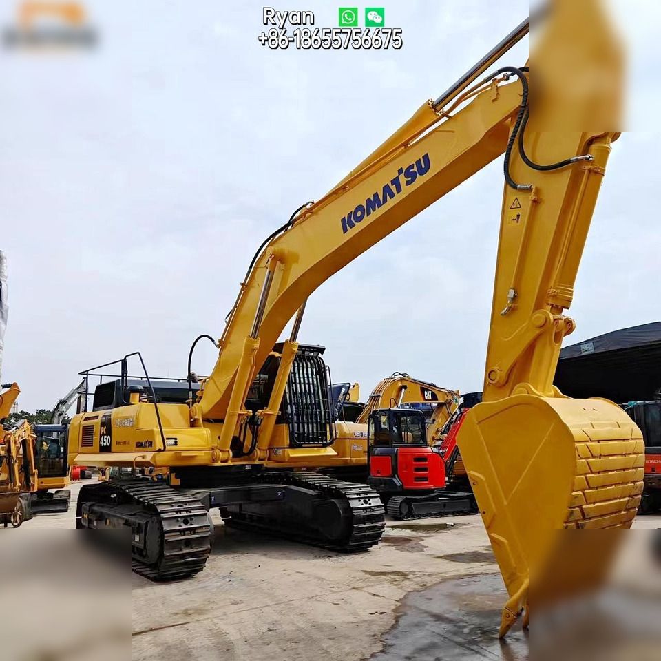 2019 Komatsu PC450-8 crawler excavator, side view 2019 Komatsu PC450-8 crawler excavator, side view