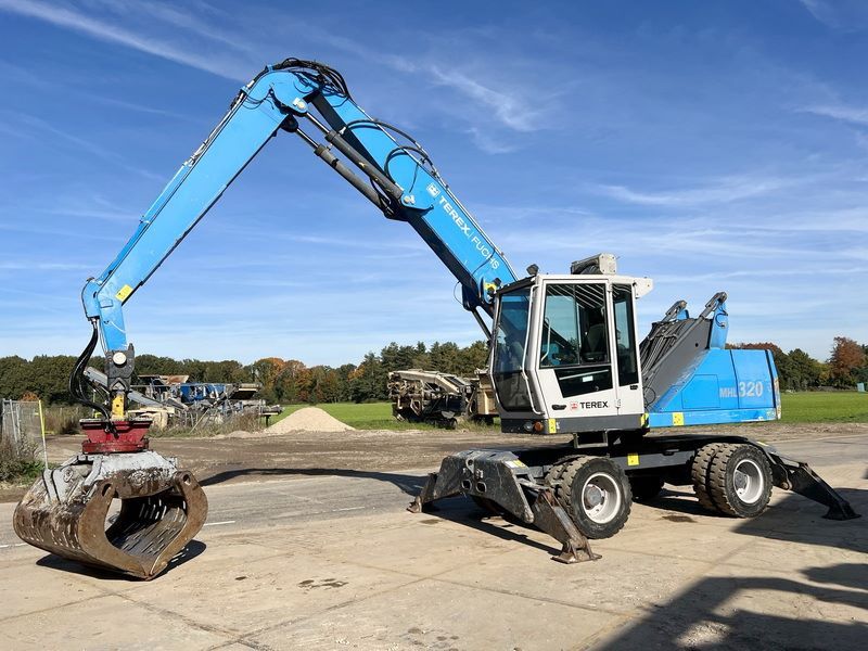 2016 Terex MHL320 material handler, side view 2016 Terex MHL320 material handler, side view