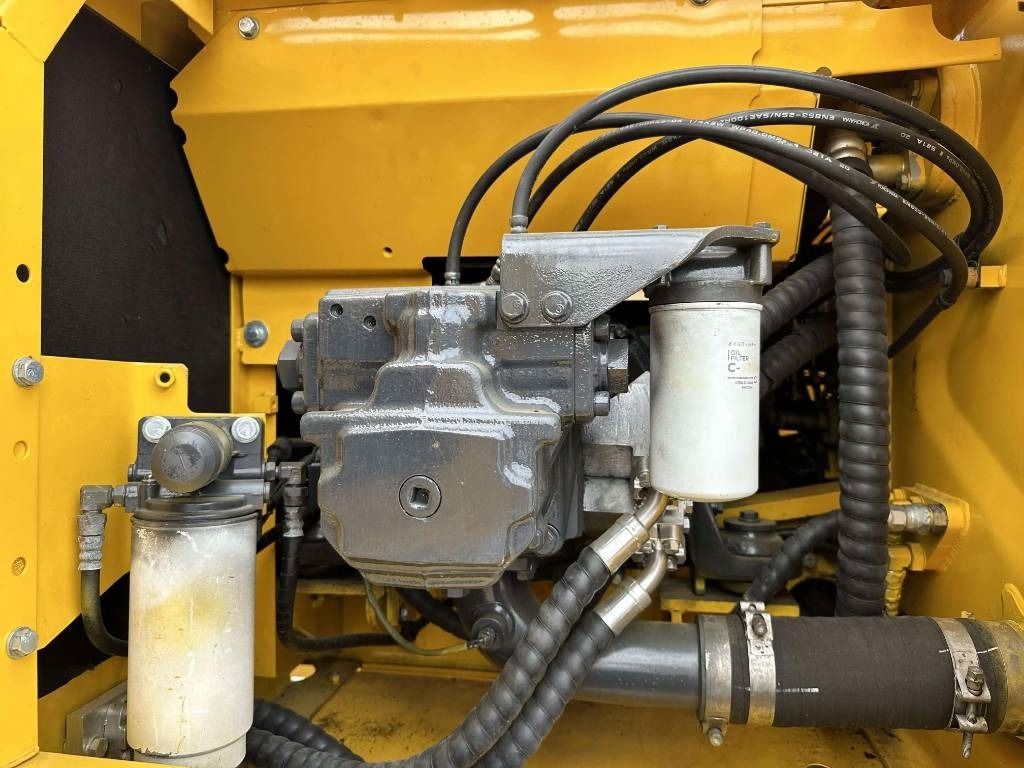 2022 Komatsu PC200-8 Raupenbagger Motorraum Detail 2022 Komatsu PC200-8 Raupenbagger Motorraum Detail