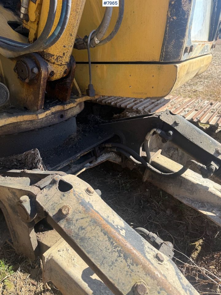 1998 Caterpillar 307C crawler excavator undercarriage and cab base detail 1998 Caterpillar 307C crawler excavator undercarriage and cab base detail