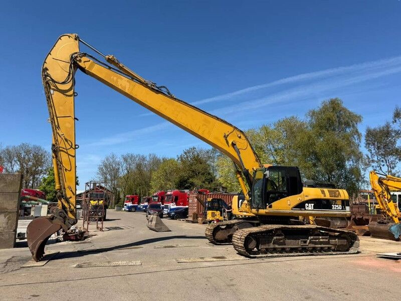 2006 Caterpillar 325D crawler excavator, side profile view 2006 Caterpillar 325D crawler excavator, side profile view