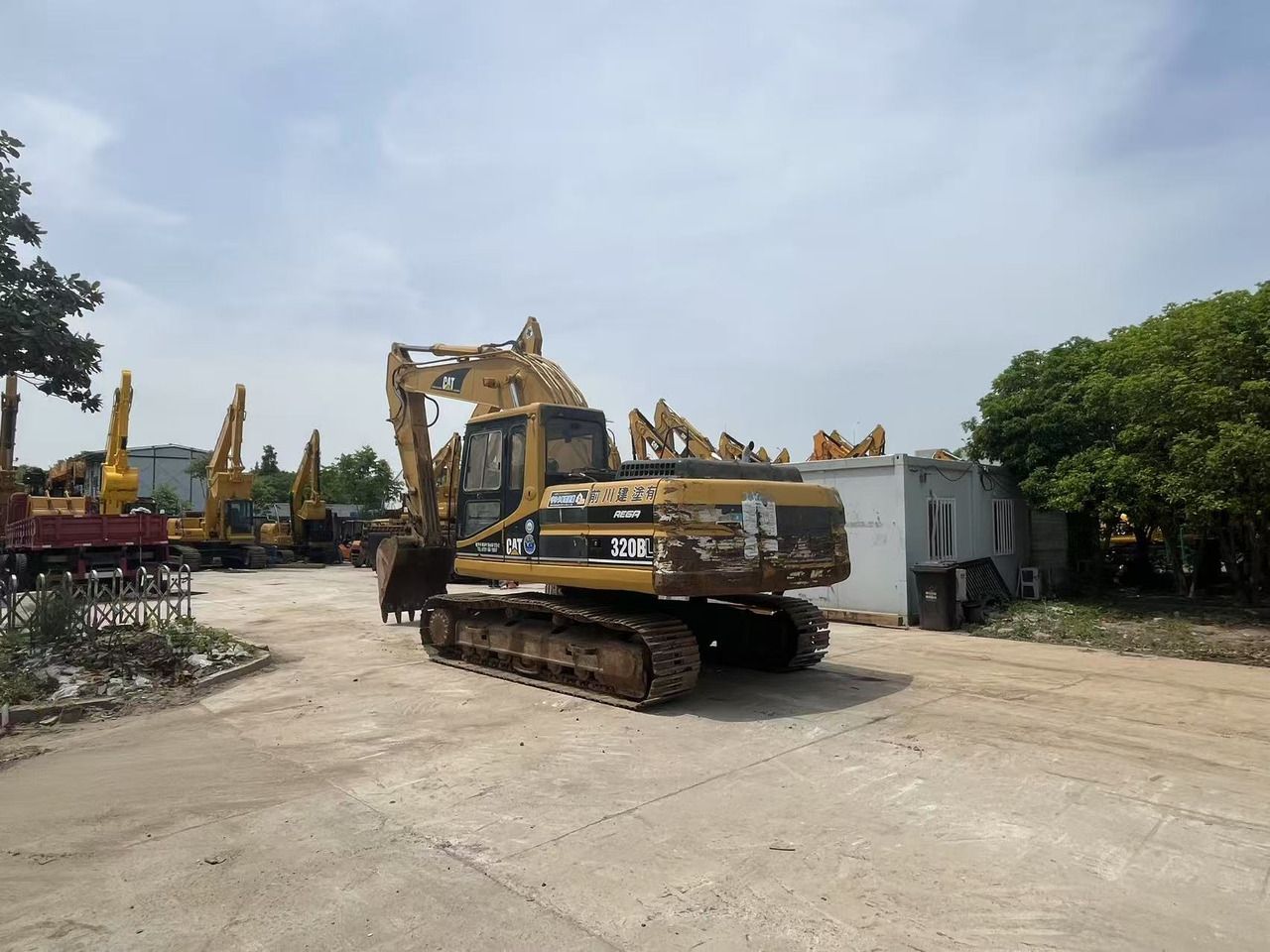 2020 Caterpillar 320BL crawler excavator, rear three-quarter view 2020 Caterpillar 320BL crawler excavator, rear three-quarter view
