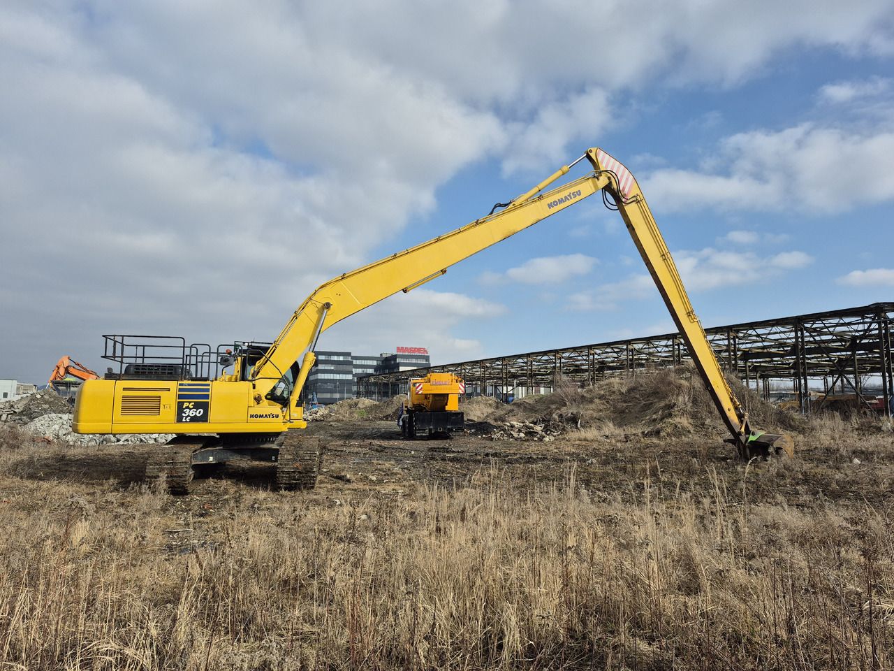 2015 Komatsu PC360LC-10 crawler excavator, side profile view