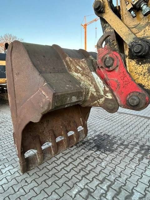 2012 Caterpillar 324E excavator bucket detail 2012 Caterpillar 324E excavator bucket detail