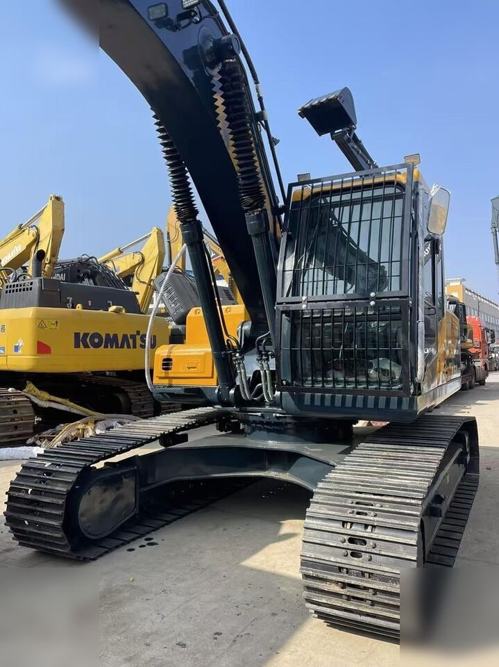 2019 Hyundai R220LC-9S crawler excavator, front three-quarter view 2019 Hyundai R220LC-9S crawler excavator, front three-quarter view