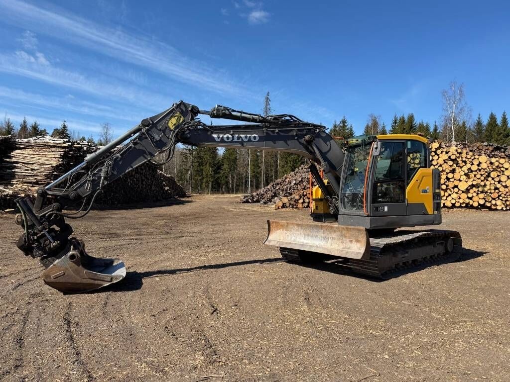 2017 Volvo ECR145EL crawler excavator side view 2017 Volvo ECR145EL crawler excavator side view