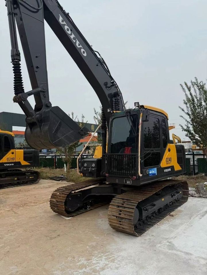2025 Volvo EC140 crawler excavator front three-quarter view