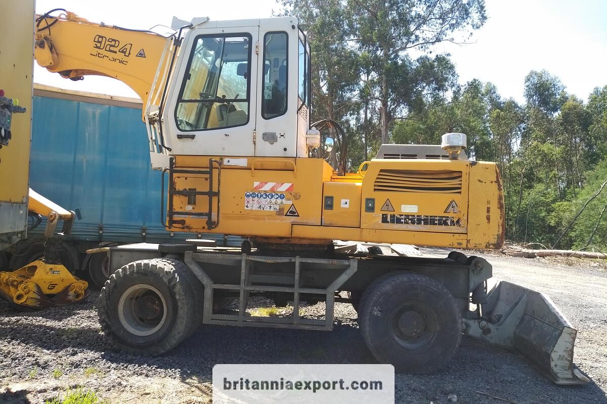 2001 Liebherr A924 Litronic wheel excavator, side view 2001 Liebherr A924 Litronic wheel excavator, side view