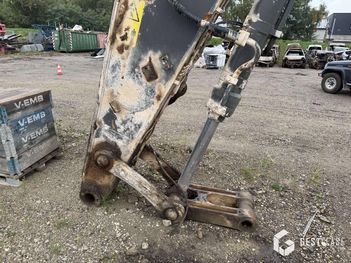 2017 Volvo EC480EL crawler excavator boom and hydraulic cylinder detail 2017 Volvo EC480EL crawler excavator boom and hydraulic cylinder detail