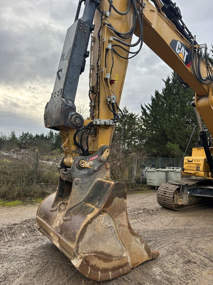 2020 Caterpillar 326FLN crawler excavator bucket and boom detail 2020 Caterpillar 326FLN crawler excavator bucket and boom detail