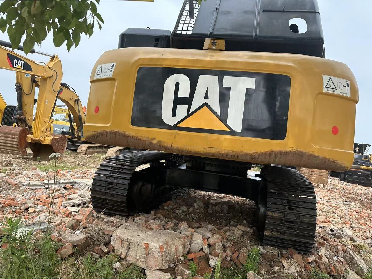 2023 Caterpillar 336D crawler excavator rear view 2023 Caterpillar 336D crawler excavator rear view