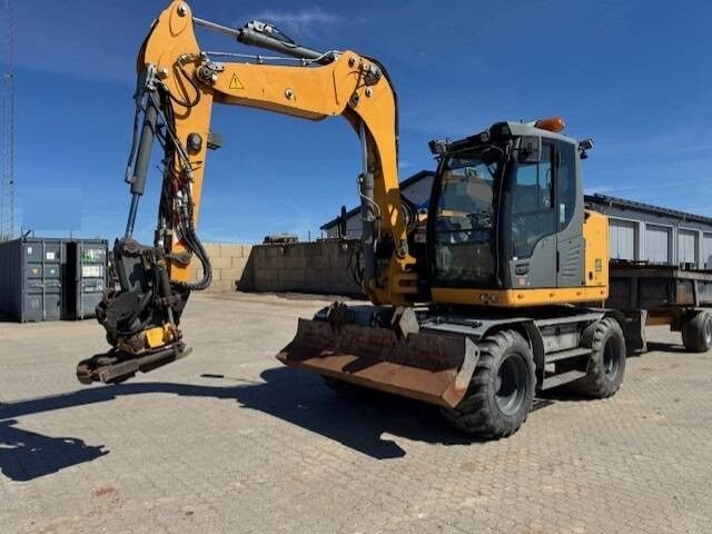 2016 Liebherr A910 COMPACT wheel excavator, front three-quarter view 2016 Liebherr A910 COMPACT wheel excavator, front three-quarter view
