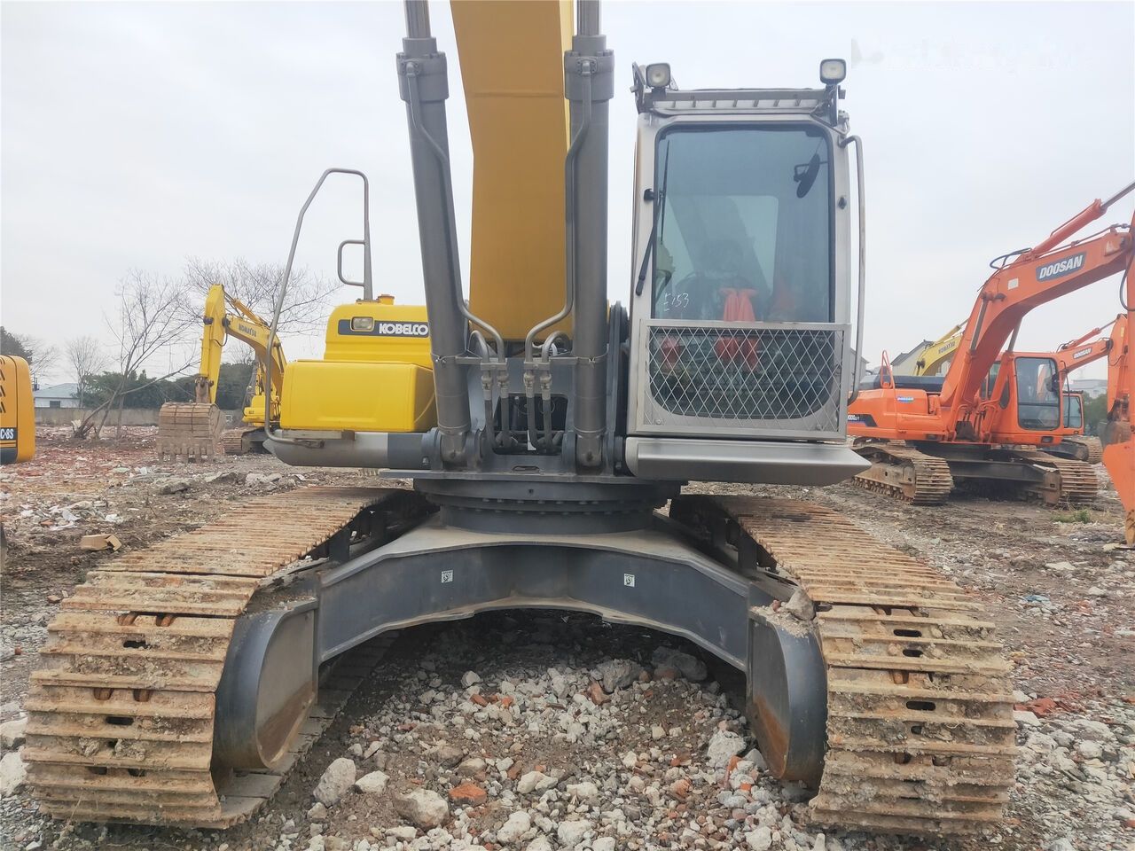 Kobelco SK350D crawler excavator, front view Kobelco SK350D crawler excavator, front view