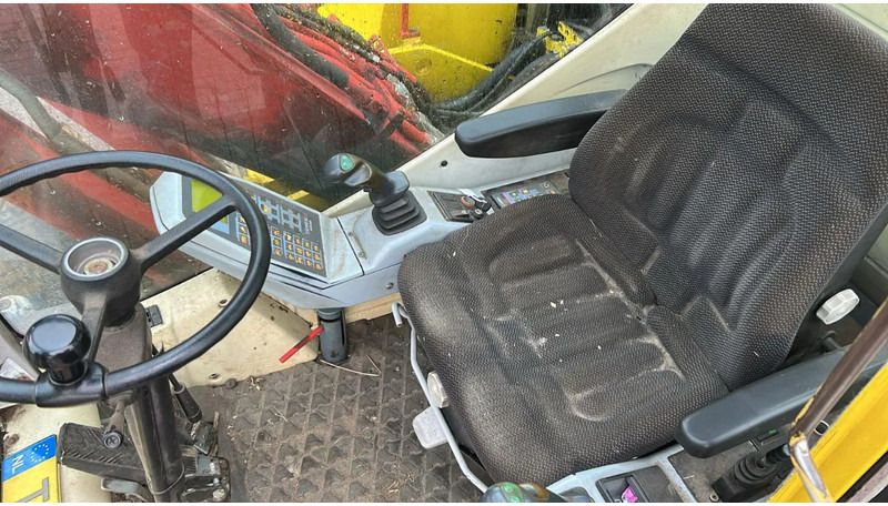 2004 Atlas 1305 wheel excavator interior view 2004 Atlas 1305 wheel excavator interior view
