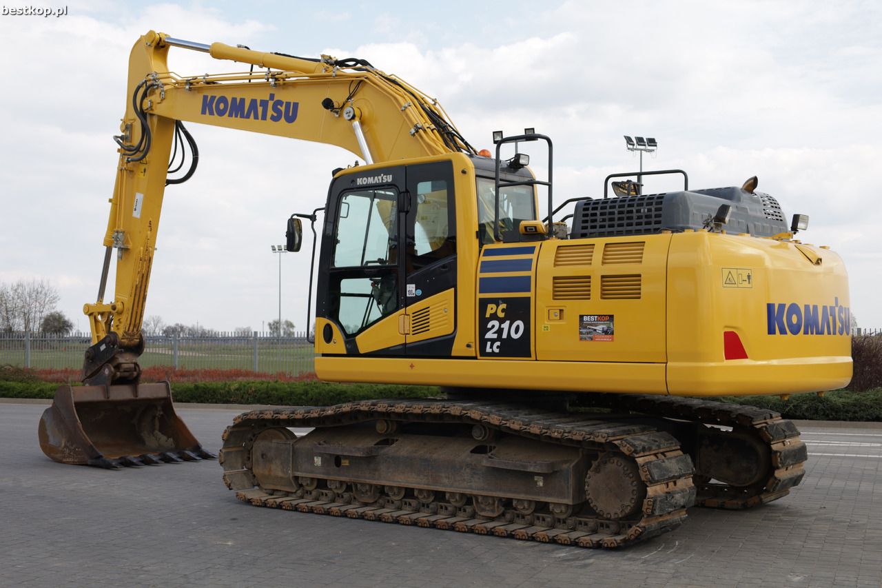 2020 Komatsu PC210LC-11 crawler excavator, side view