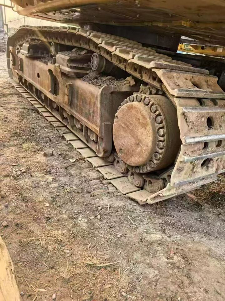 2022 Caterpillar 395 crawler excavator track assembly view 2022 Caterpillar 395 crawler excavator track assembly view