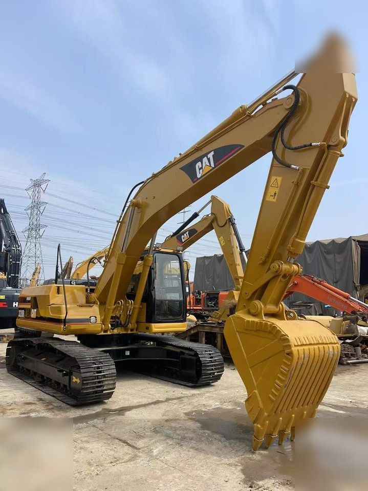 2004 Caterpillar 320BL crawler excavator, side view 2004 Caterpillar 320BL crawler excavator, side view