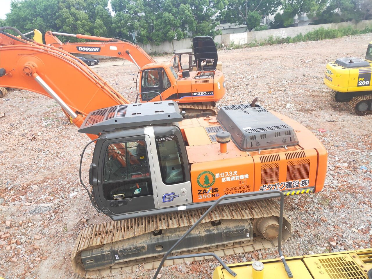 2014 Hitachi Zaxis 350HG crawler excavator, high-angle side view 2014 Hitachi Zaxis 350HG crawler excavator, high-angle side view
