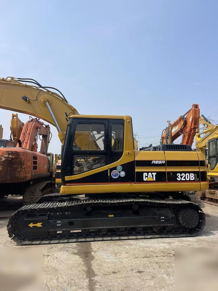 2004 Caterpillar 320BL crawler excavator side view 2004 Caterpillar 320BL crawler excavator side view