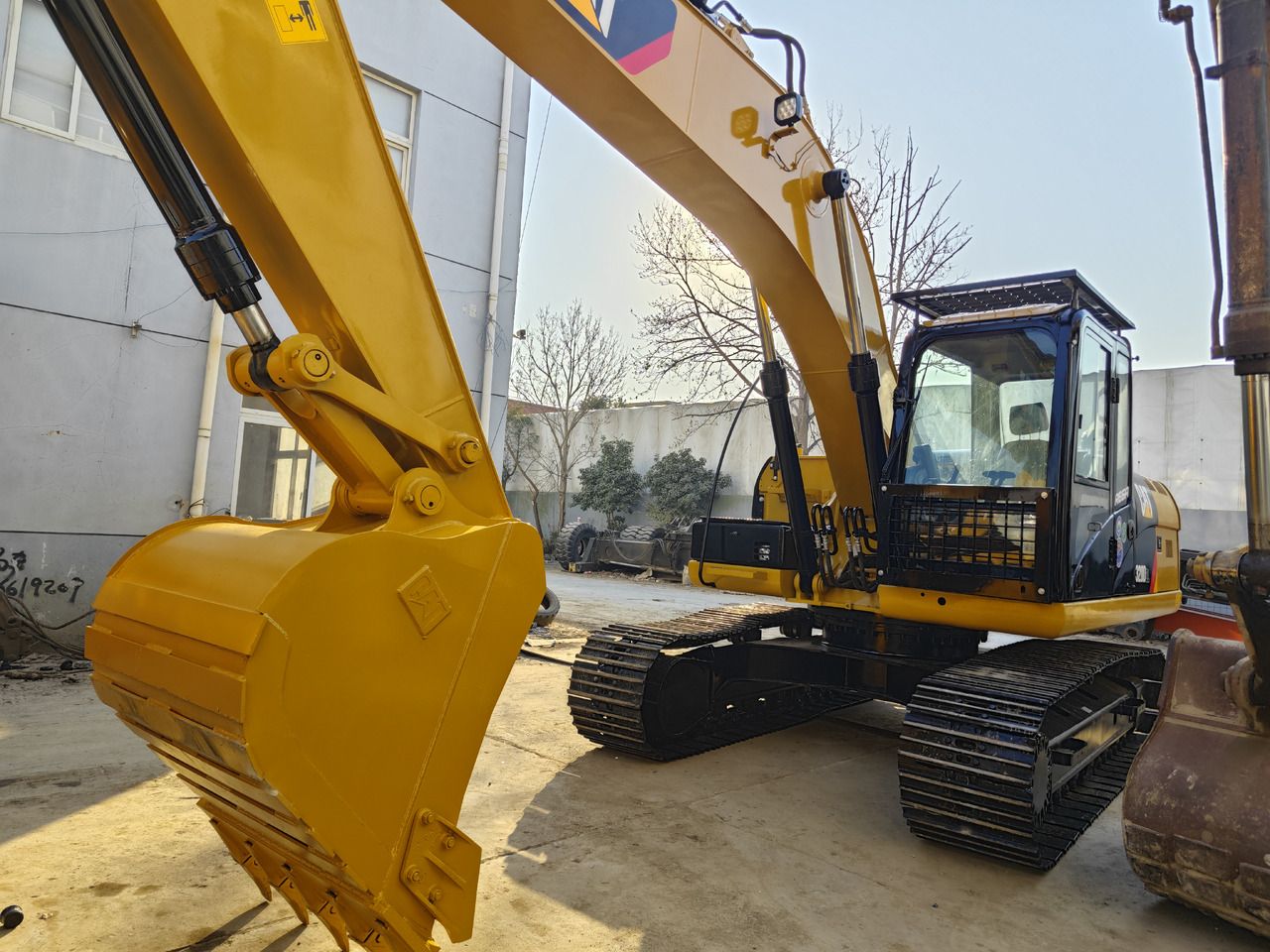 Caterpillar 320D pelle sur chenilles, vue avant trois-quarts