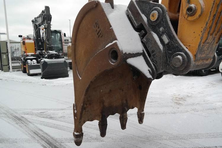 2008 Hyundai R360LC-7A crawler excavator bucket close-up 2008 Hyundai R360LC-7A crawler excavator bucket close-up