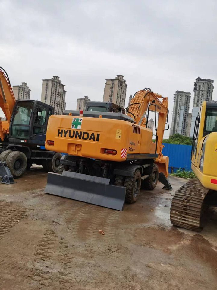 2017 Hyundai R210W-7 wheel excavator, rear view