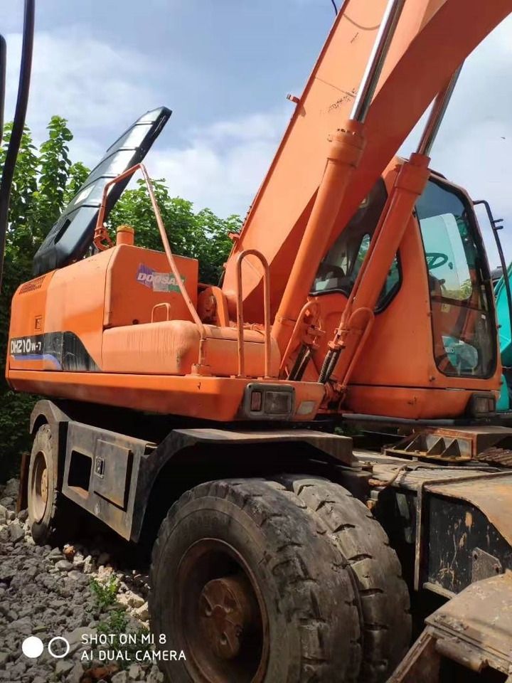 2021 Doosan DH210W-7 wheel excavator side view 2021 Doosan DH210W-7 wheel excavator side view
