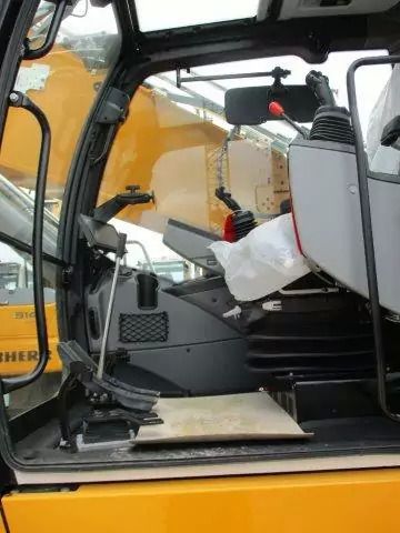 2023 Liebherr R 938 NLC LITRONIC G8.0-D crawler excavator interior view 2023 Liebherr R 938 NLC LITRONIC G8.0-D crawler excavator interior view