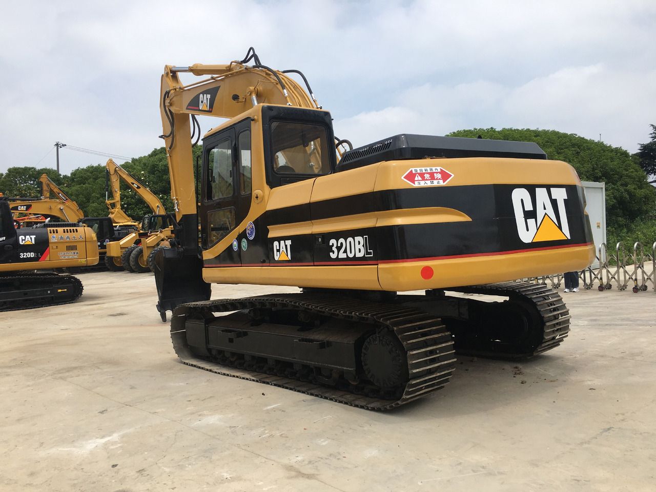 2020 Caterpillar 320BL crawler excavator, rear three-quarter view 2020 Caterpillar 320BL crawler excavator, rear three-quarter view
