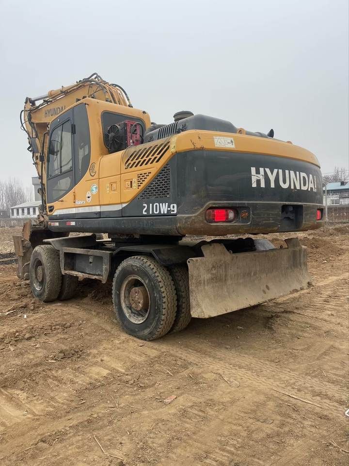 2020 Hyundai R210W-9T wheel excavator, rear three-quarter view 2020 Hyundai R210W-9T wheel excavator, rear three-quarter view